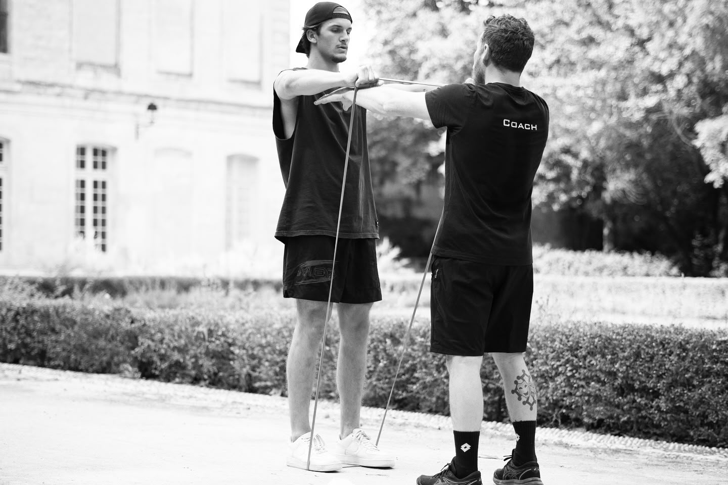 Gaspar Masson accompagne un élève pendant une séance de coaching à Montpellier